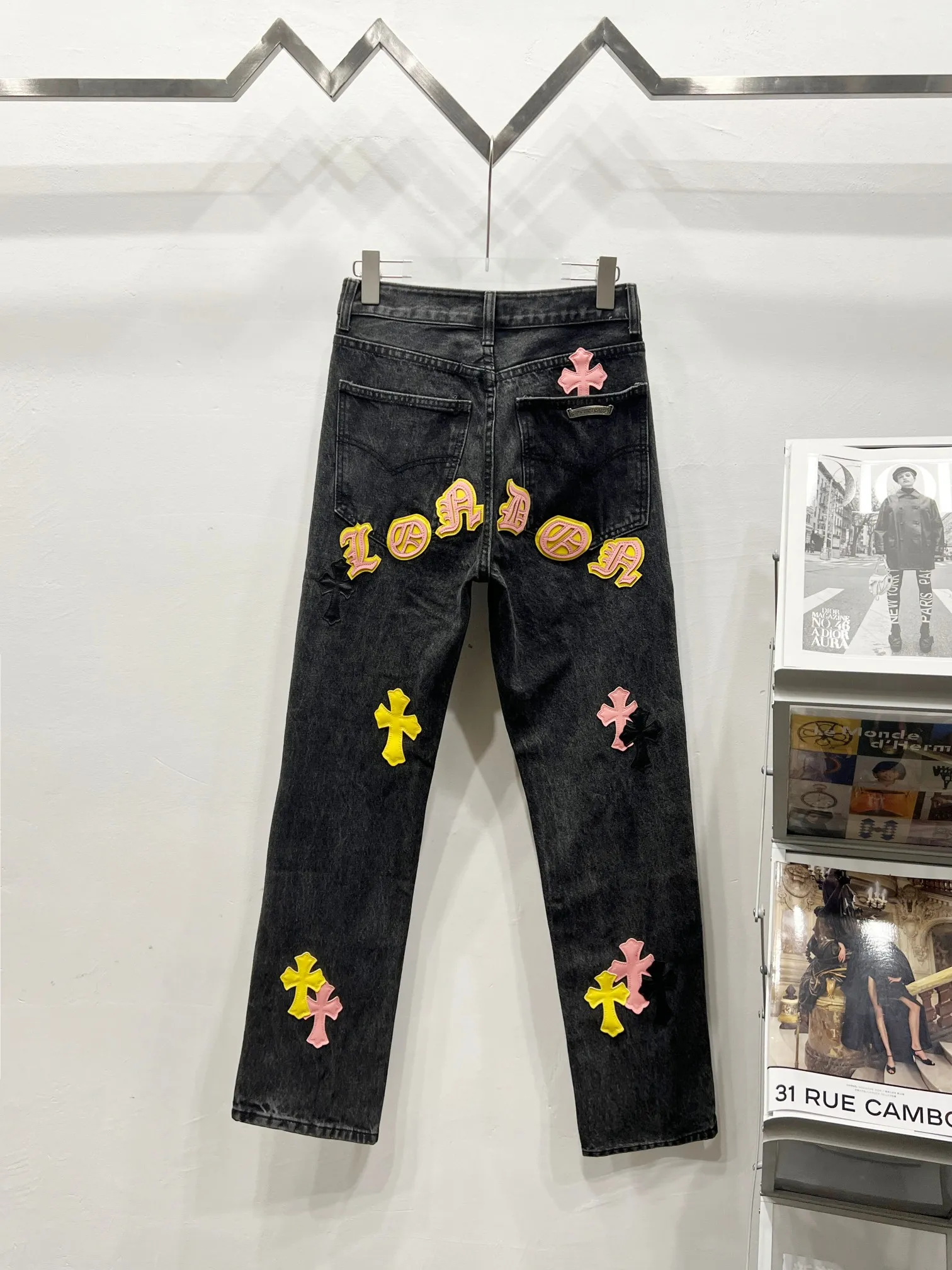 P260 Style No.: (c029) Chrome Hearts & CH city limited series Sanskrit cross patch patchwork jeans require finished products to be washed and then disassembled and hand-stitched with sheepskin cross leather and then spliced ​​together to complete the process. The whole process is too complicated to explain. The texture can be seen in the hand, and it looks good. The styles with different washed textures are very friendly to people with thin legs and thick legs. The straight version is very flattering to the leg shape. The moderate length is timeless and can be matched easily and casually. It is the basic styling foundation for various styles and is a must-have in the wardrobe! The fabric is stiff but also makes the upper body soft without losing texture. The washing process is even more perfect. It is a must-have item for everyone! ! ! Washed wheat, hang tag, pants label, three labels are complete, the upper body effect is particularly stiff and stylish, super stylish, same style for men and women - Color: Size: 28 30 32 34